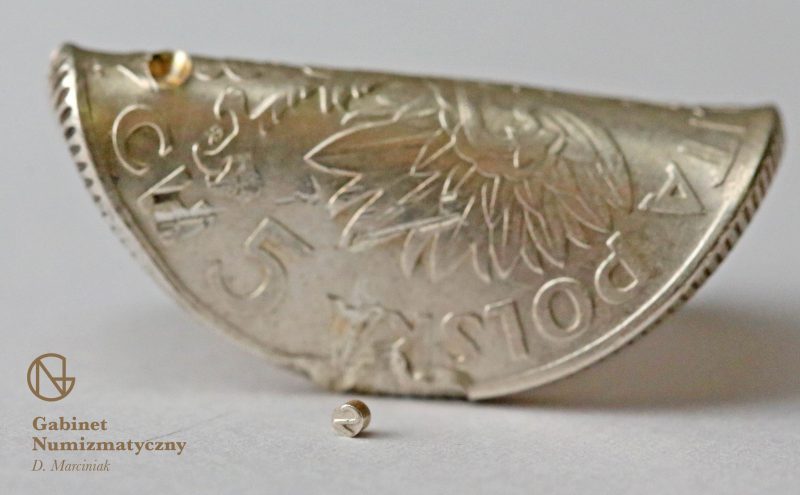 Całkowicie zgięte moneta fałszerstwa 5 złotych 1932 oraz bolec z dwójką z daty